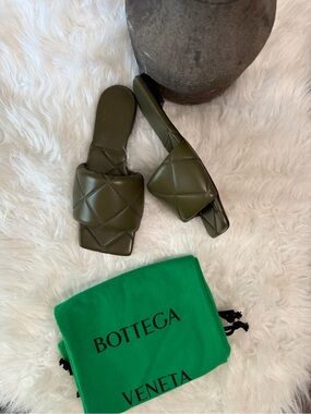 BOTTEGA VENETA LIDO MULE SANDALS